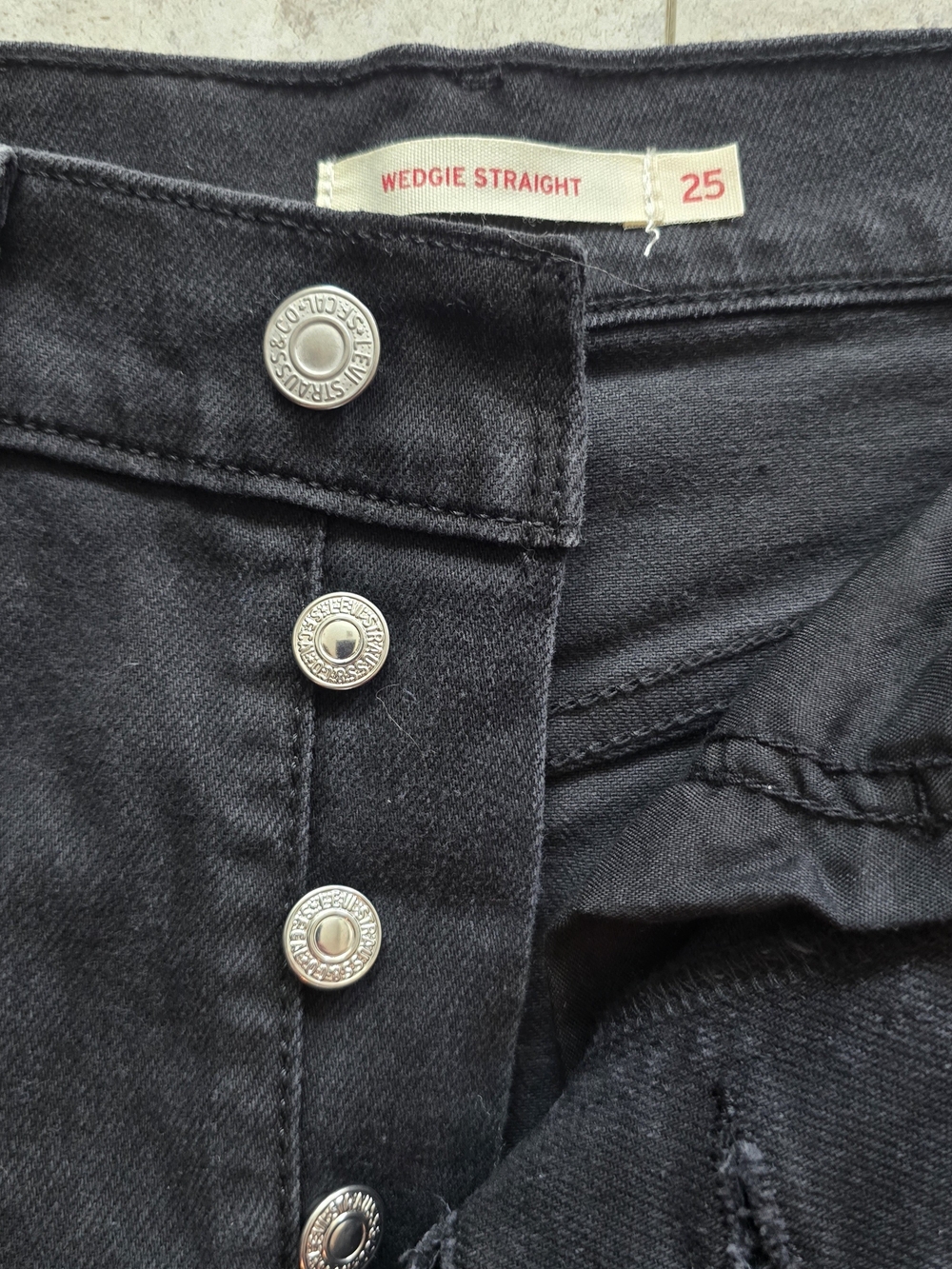 Levi's Women's Wedgie Straight Leg Jeans in Black 25x28 NWT - Picture 5 of 9